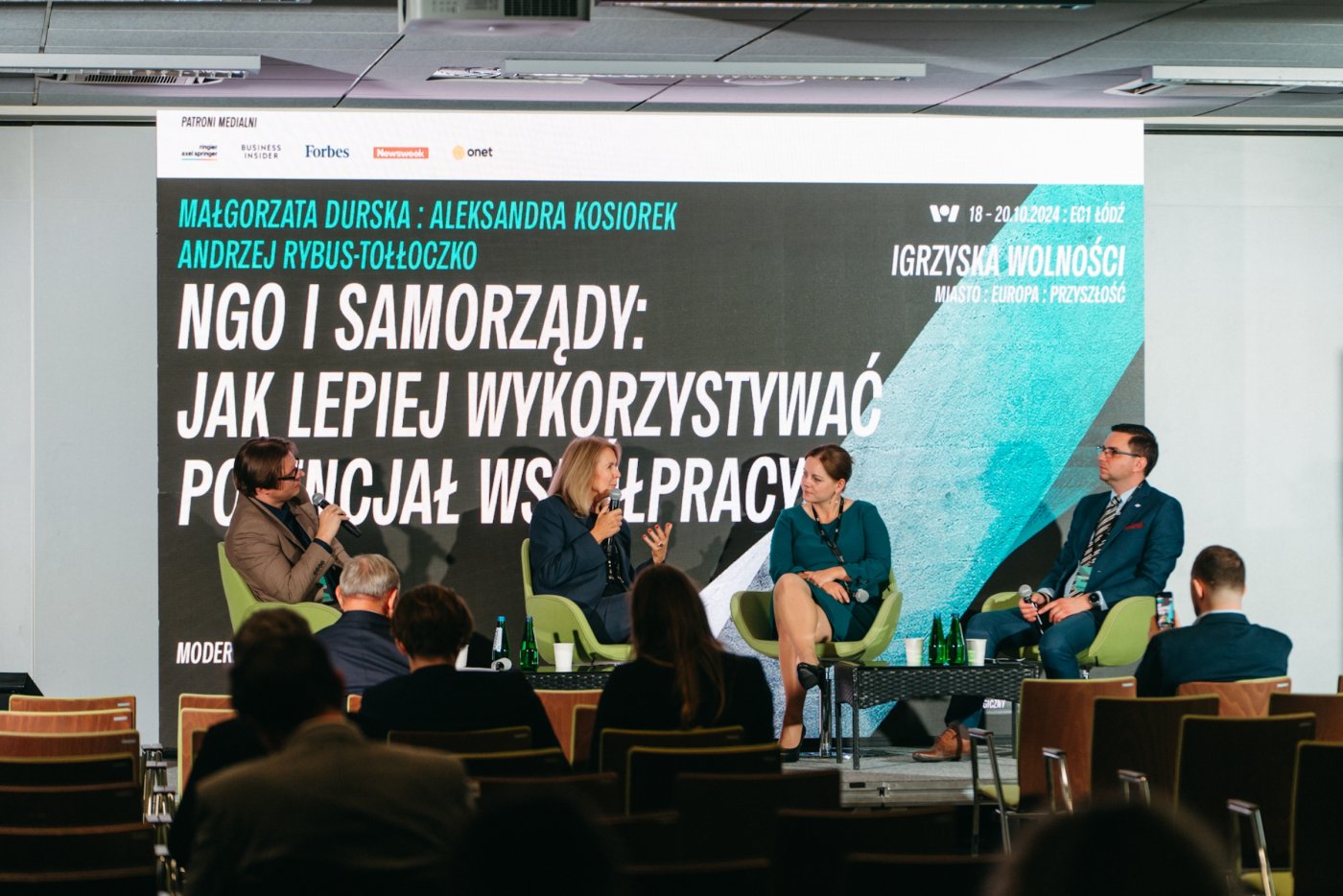 Uczestnicy debaty „NGO i samorządy: Jak lepiej wykorzystać potencjał współpracy?” (od prawej): Andrzej Rybus-Tołłoczko – zastępca dyrektora Narodowego Instytutu Wolności, prezydent Gdyni Aleksandra Kosiorek, Małgorzata Durska – prezeska Fundacji Polskiej Rady Biznesu i doktor socjologii. Po lewej prowadzący panel Paweł Rutkiewicz – dziennikarz magazynu „Forbes” (fot. Zuza Balcerzak)