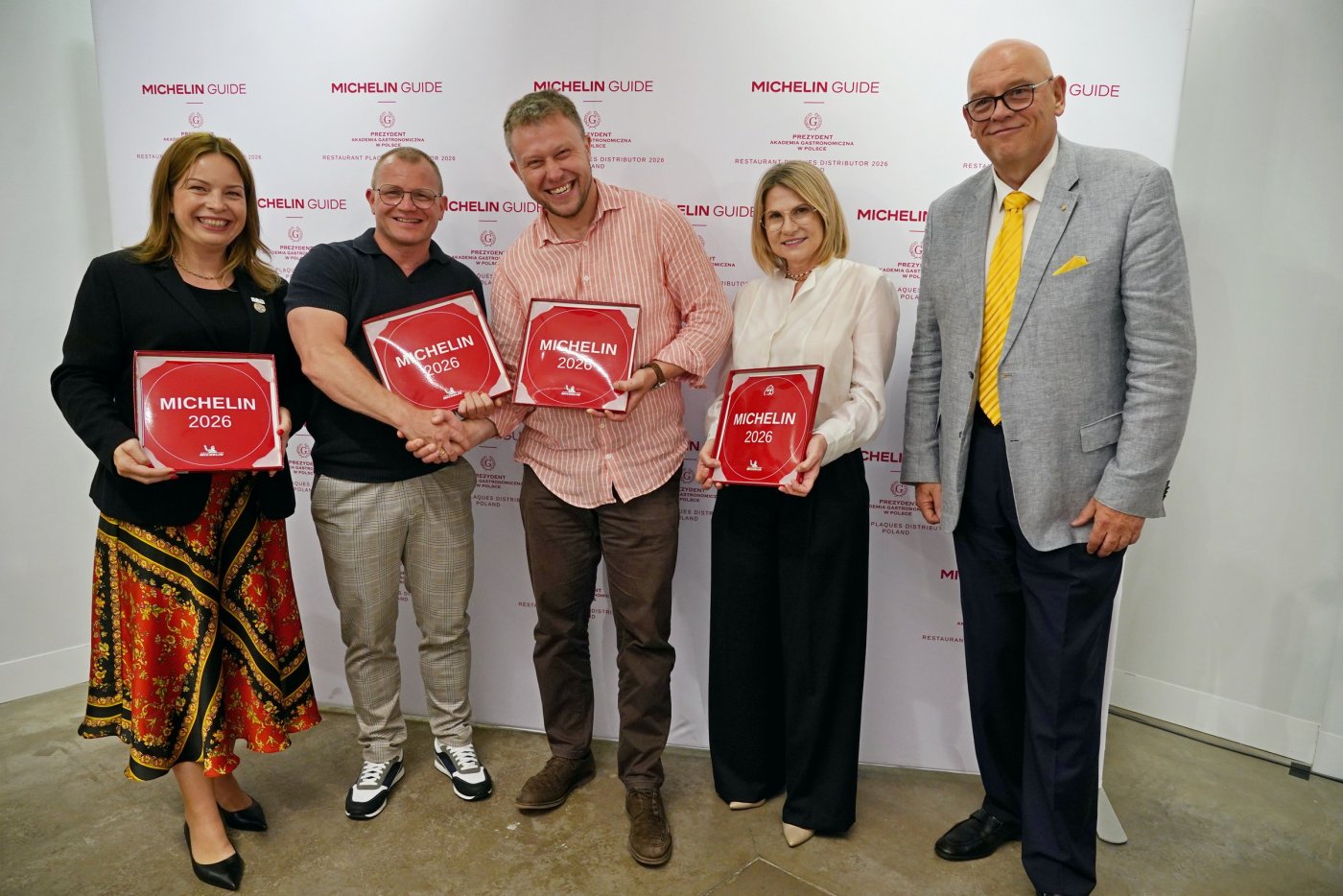 Od lewej: wiceprezydentka Gdyni Oktawia Gorzeńska, Piotr Ciomek z Oberży 86, Piotr Lemański z Butchery & Wine, skarbnik miasta Honorata Krupka oraz Maciej Dobrzyniecki – prezydent Akademii Gastronomicznej w Polsce podczas ceremonii rozdania plakiet Michelin 2026 (fot. Magdalena Czernek)