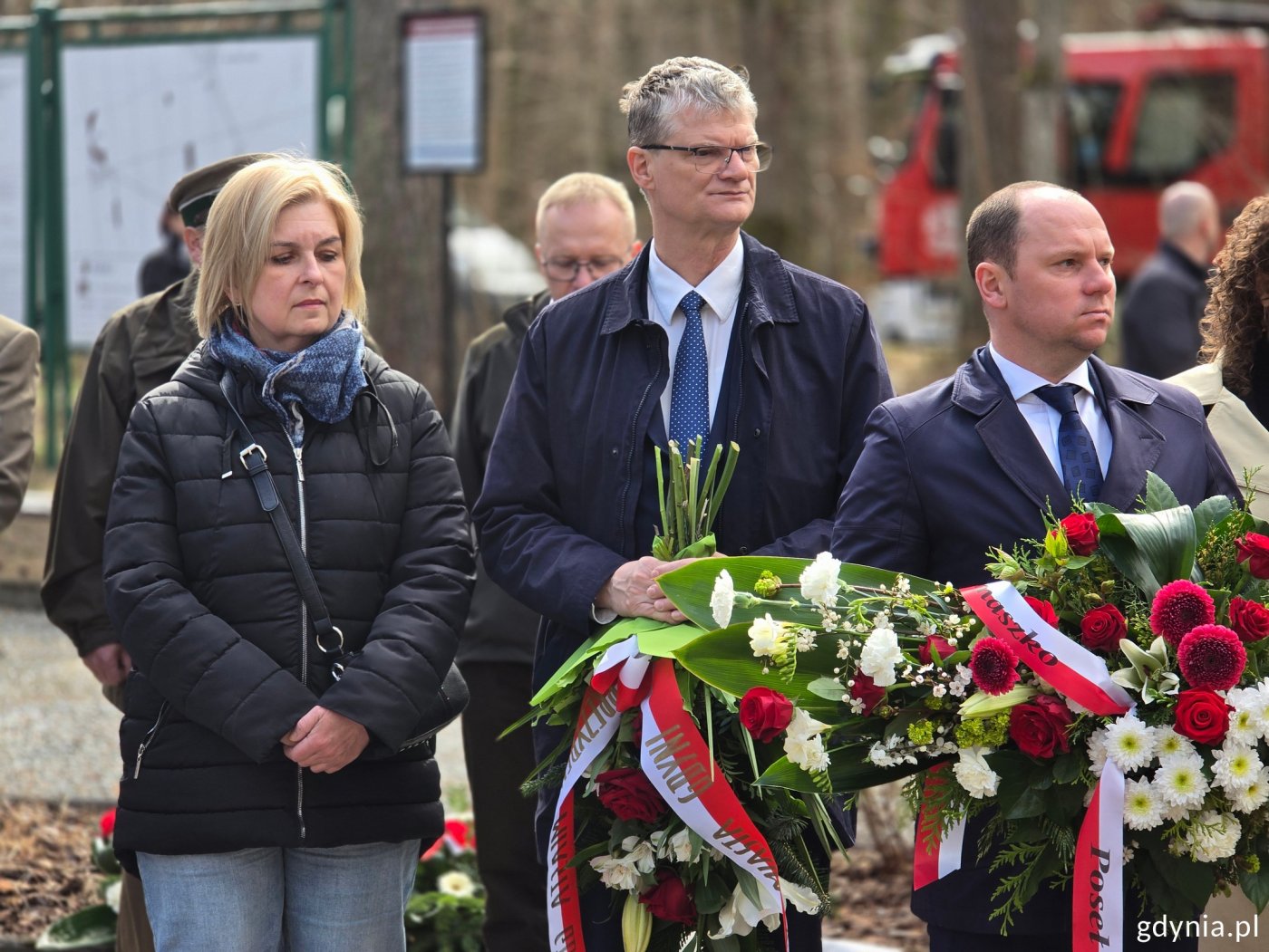 Uroczystości pod Pomnikiem Ofiar Piaśnicy. Na zdjęciu m.in.: poseł Rafał Siemaszko, wiceprezydent Gdyni Rafał Geremek i radna Gdyni Beata Zastawna (fot. Sławomir Okoń)