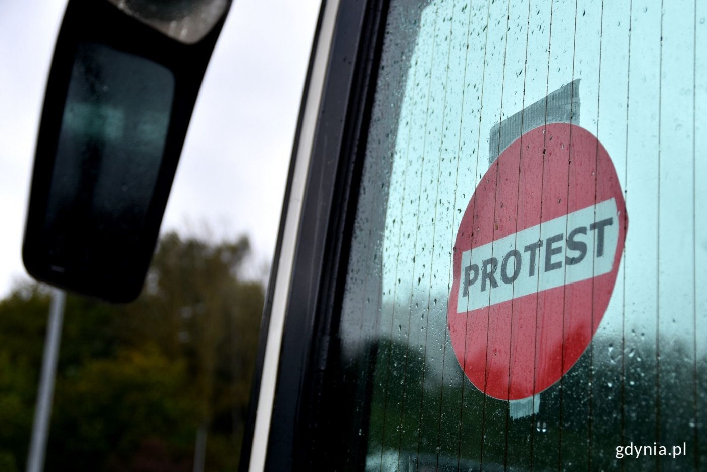 Przewoźnicy autokarowi protestują na ulicach Gdyni. Pojazdy są obklejone kartkami z napisem: Protest. Fot. Marcin Mielewski
