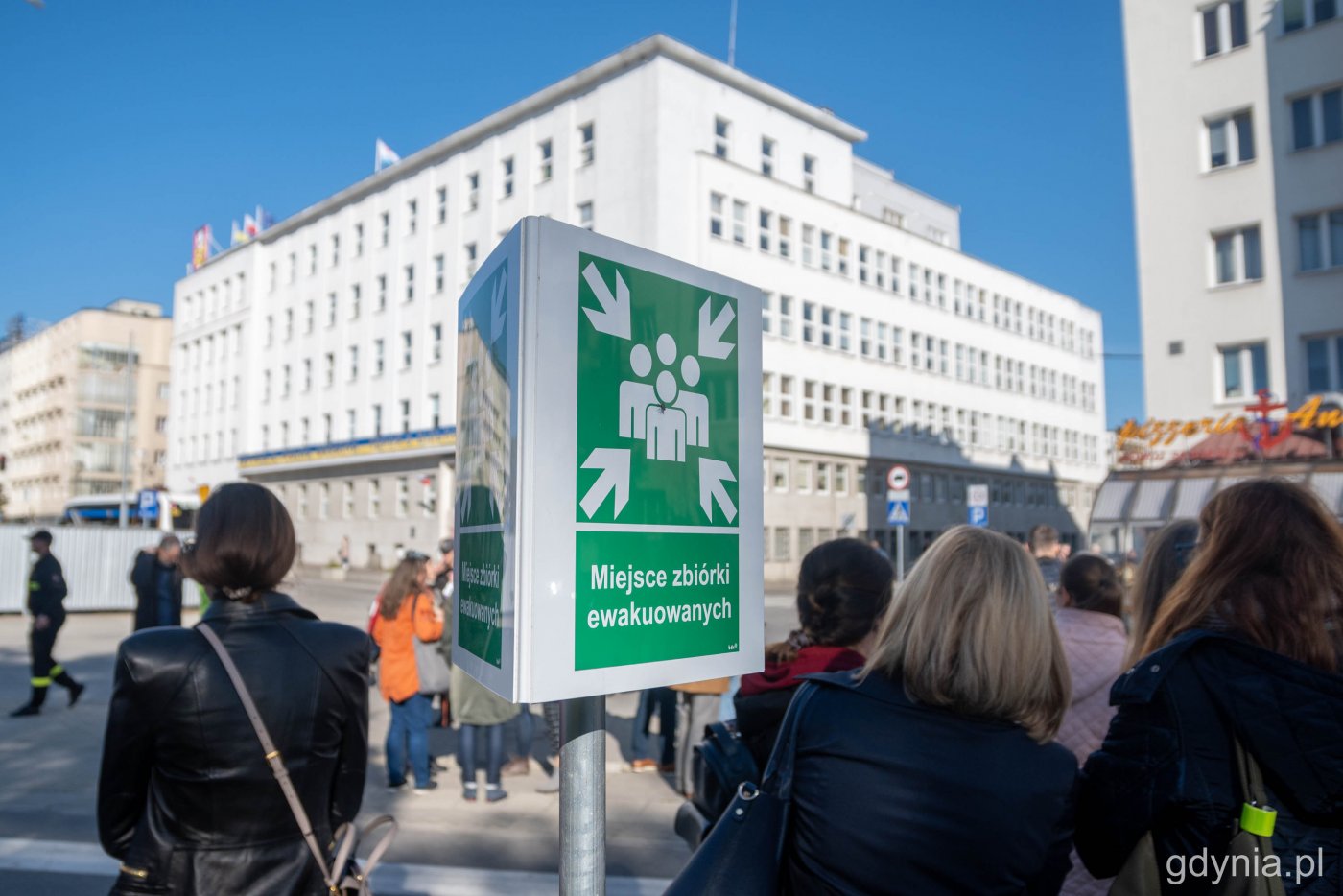 Pracownicy Urzędu Miasta Gdyni zgromadzeni w punkcie zbiórki na al. Marszałka Piłsudskiego// fot. Paweł Kukla