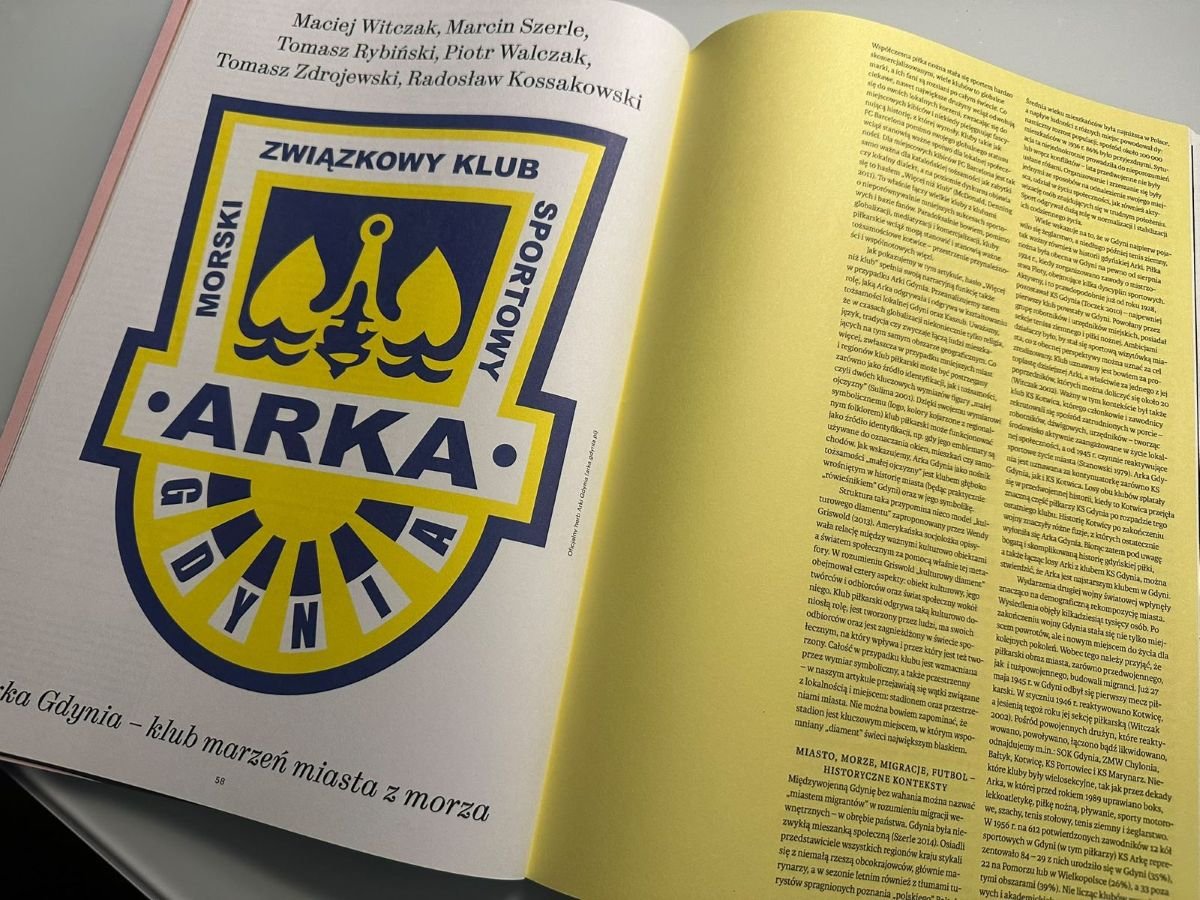 Artykuł o Arce przedstawia klub w kontekście migracji, historii zawodników i kibiców oraz więzi łączących społeczność żółto-niebieskich (źródło: Arka Gdynia)