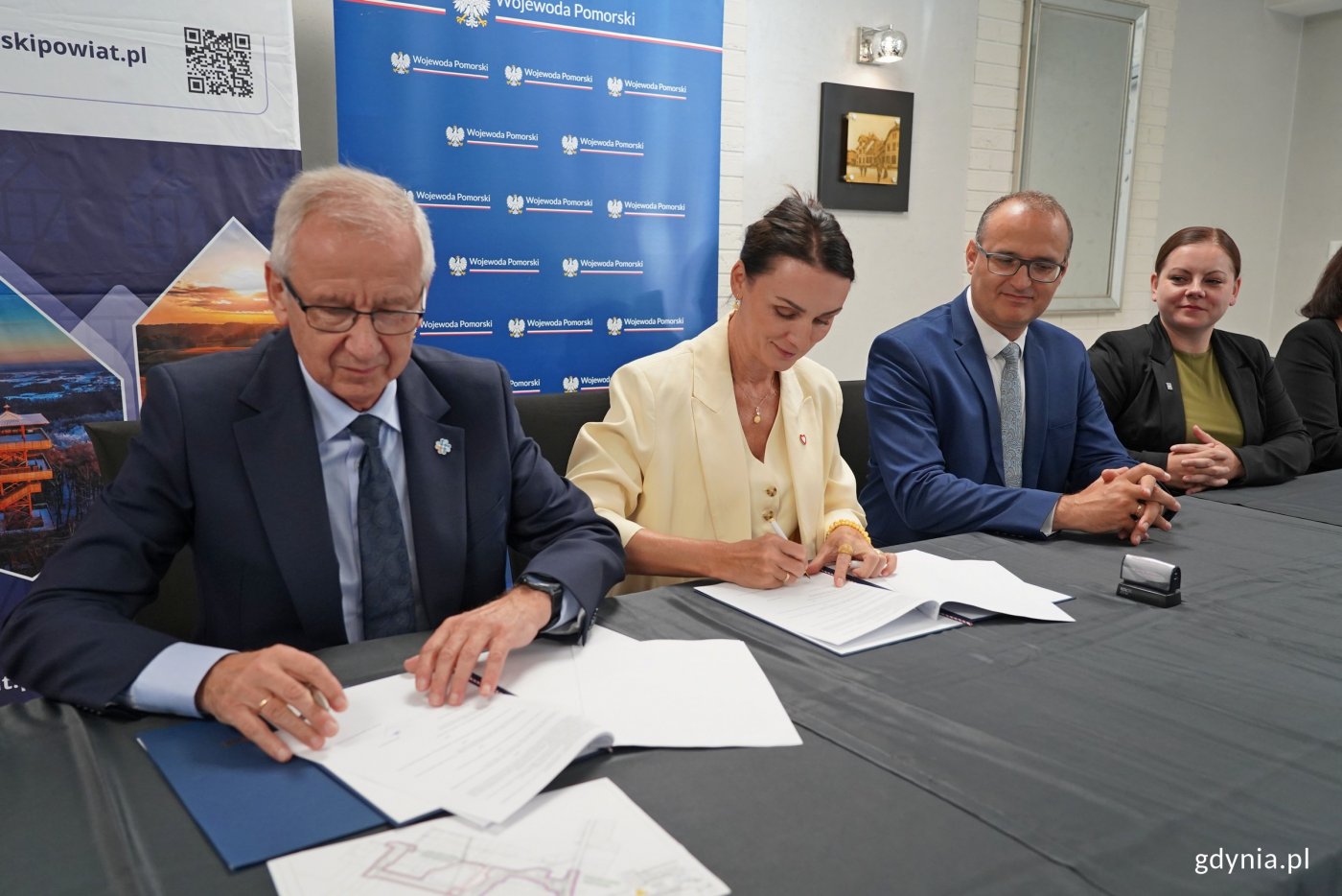 W podpisaniu umowy ws. finansowania i budowy łącznicy Obwodnicy Metropolii Trójmiejskiej uczestniczyli m.in. (od lewej): starosta kartuski Bogdan Łapa, wojewoda pomorska Beata Rutkiewicz, wicewojewoda pomorski Emil Rojek i prezydent Gdyni Aleksandra Kosiorek (fot. Magdalena Czernek)