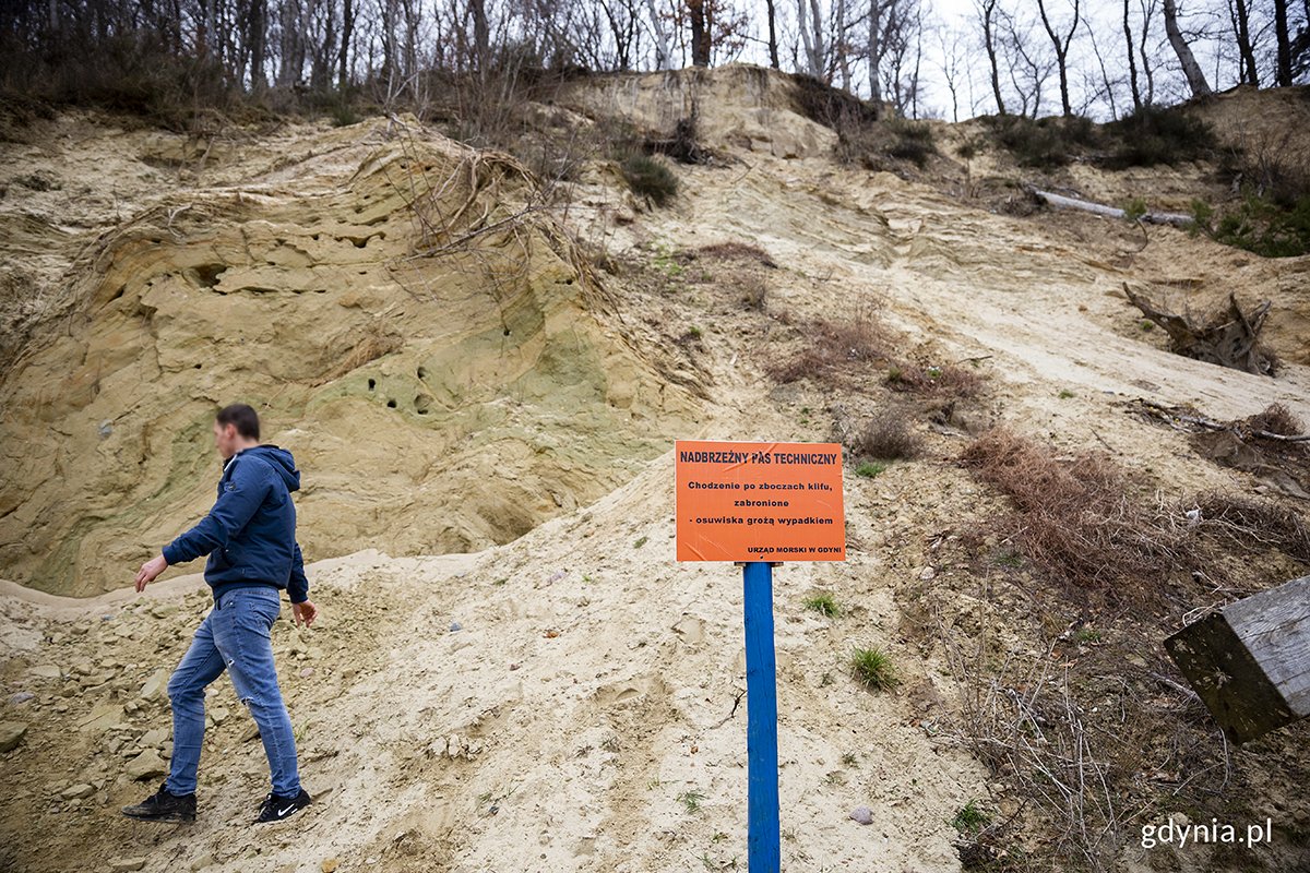 Mimo zakazów ustawionych przez Urząd Morski w Gdyni wielu spacerowiczów ignoruje ostrzeżenia. Fot. Przemysław Kozłowski