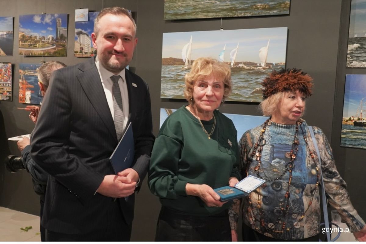Na zdjęciu m.in.: wiceprezydent Gdyni Tomasz Augustyniak wraz z laureatką Haliną Wasielke-Cieślak (fot. Magdalena Starnawska)