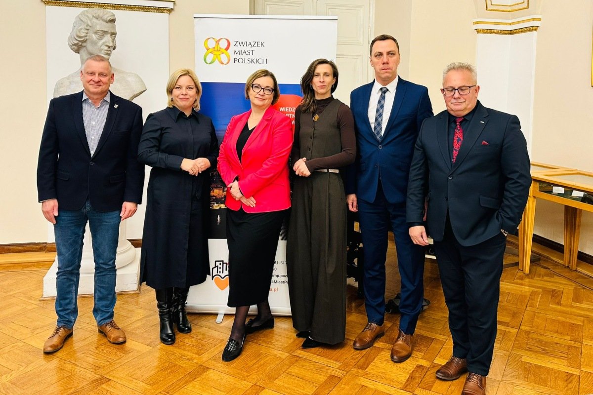 Prezydium Komisji Edukacji Związku Miast Polskich. Od lewej: Wojciech Jagiełło – radny Kędzierzyna-Koźla, wiceprezydentka Gdyni Oktawia Gorzeńska, Beata Chrzanowska – wiceprezydentka Słupska, Maria Klaman – zastępczyni prezydenta Krakowa, Maciej Grabianowski – wiceprezydent Leszna oraz Wiesław Banaś – zastępca dyrektora Wydziału Oświaty Urzędu Miasta Poznania (fot. Związek Miast Polskich)