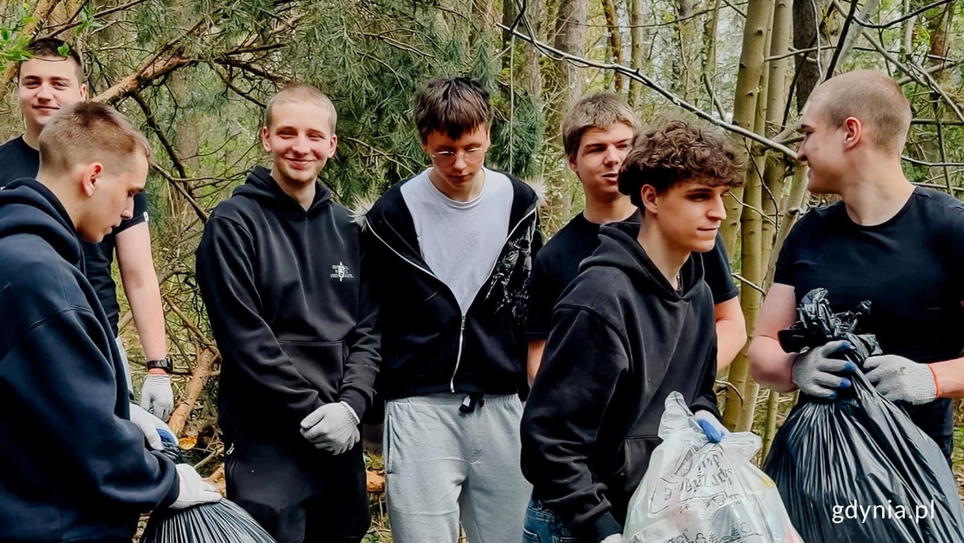 Uczniowie Centrum Kształcenia Zawodowego i Ustawicznego nr 1 w trakcie prac na Pogórzu (fot. Adrianna Jaskółka)