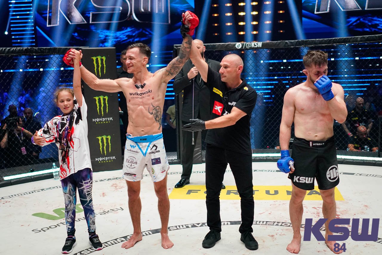 Sebastian Przybysz (drugi z lewej) z fanką Vanessą po zwycięskiej walce / fot. KSW MMA