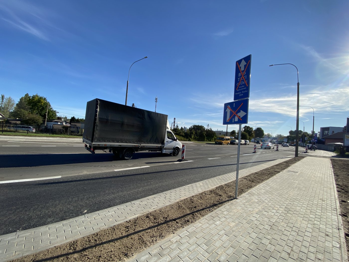 Zasłonięty znak pionowy informujący o buspasie, ciężarówka jadąca wzdłuż buspasa // fot. ZDiZ
