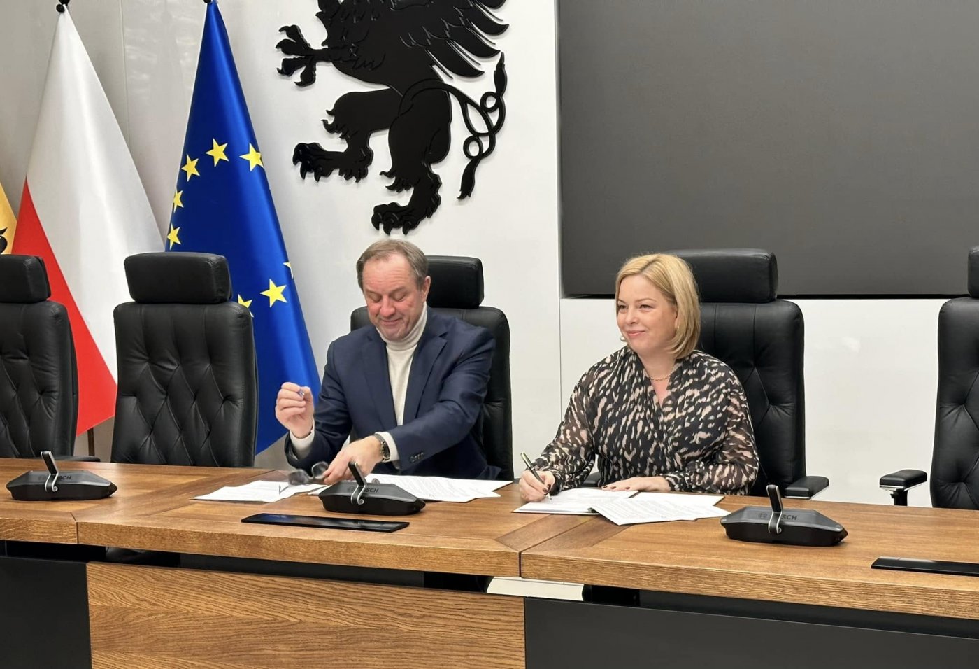 Podpisanie umowy o dofinansowanie projektu „Rozwój szkolnictwa zawodowego w Gdyni – zakup wyposażenia do pracowni zawodowych- etap II”. Na zdj. (od lewej): marszałek woj. pomorskiego Mieczysław Struk i wiceprezydentka Gdyni Oktawia Gorzeńska (mat. prasowe)