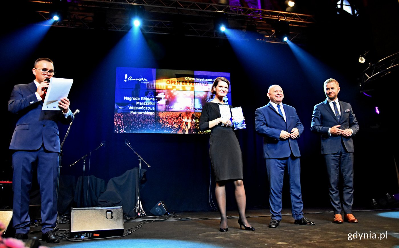 Wiceprezydent Gdyni, Katarzyna Gruszecka-Spychała odbiera nagrodę Gryfa Pomorskiego dla AlterArt za Open'er Festival, fot. Kamil Złoch