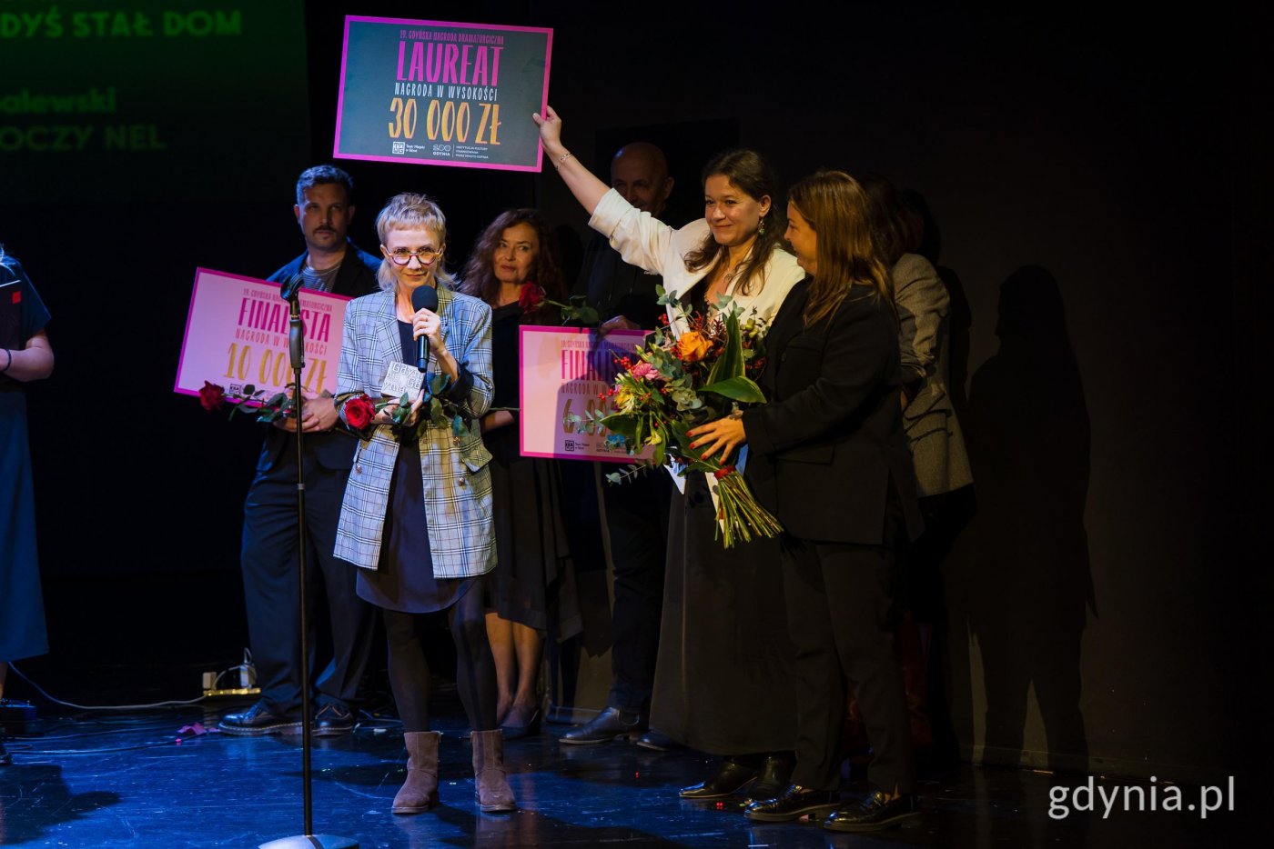 Na zdjęciu: Malina Prześluga, tegoroczna laureatka Gdyńskiej Nagrody Dramaturgicznej z Marta Miłoszewską, dyrektorką Teatru Miejskiego w Gdyni, Oktawią Gorzeńską, wiceprezydentką Gdyni i finalistami (fot. Paweł Budziński)