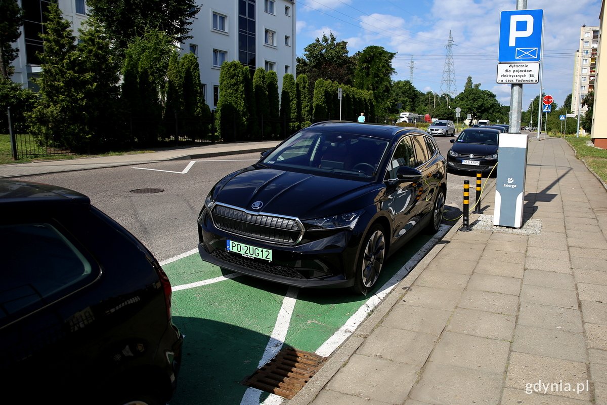 Nowe ładowarki w słupach oświetleniowych to szansa na naładowanie auta elektrycznego np. na osiedlu bloków wielorodzinnych, fot. Przemysław Kozłowski