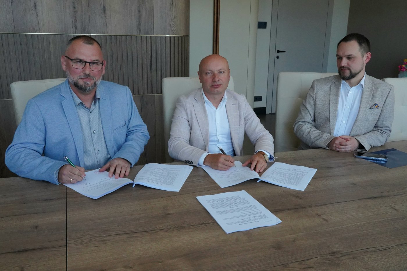 Podpisanie umowy na realizację parku przy ul. Władysława IV. Od lewej: Radosław Gromuł, wykonawca zadania - firma Akacja, Tomasz Gałązka, dyrektor zarządzający ds. inwestycji UM Gdyni, Rafał Studziński, naczelnik Wydziału Inwestycji UM Gdyni (fot. Dorota Patzer)