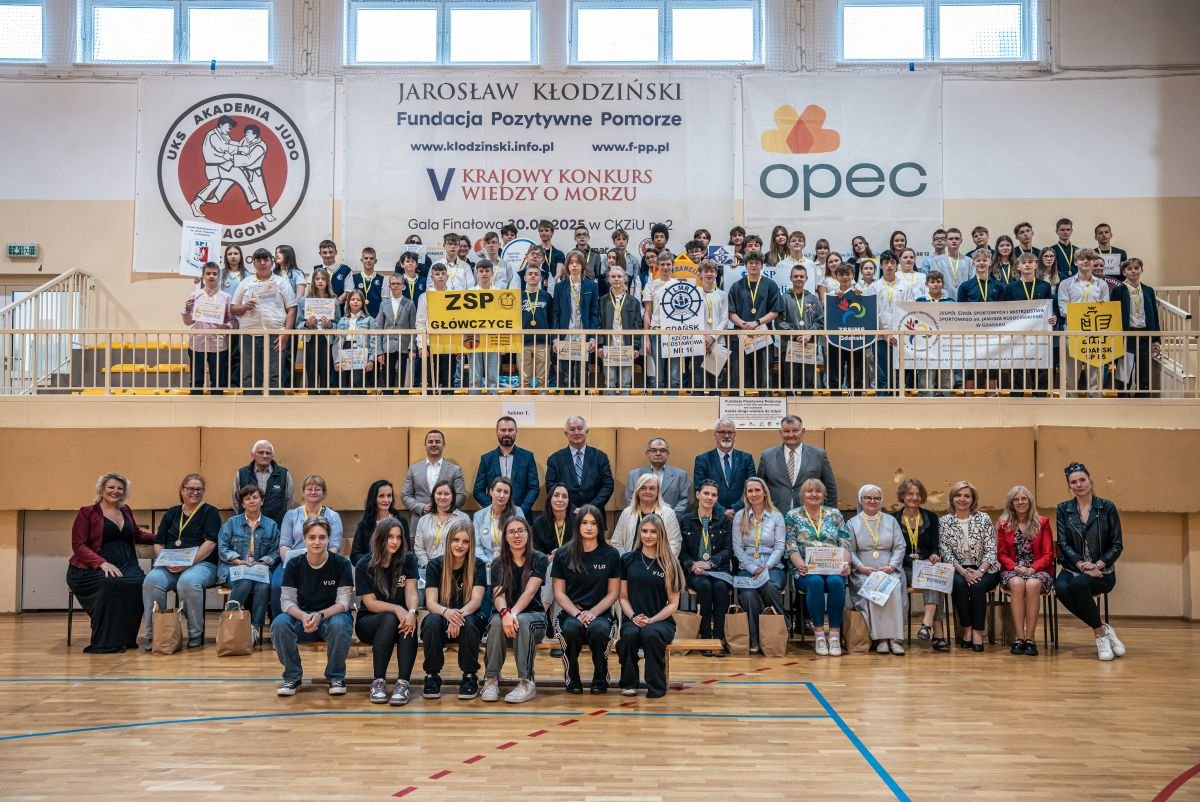 Zdjęcie grupowe z Gali Krajowego Konkursu wiedzy o Morzu. (fot. mat. prasowe Fundacja Pozytywne Pomorze)  