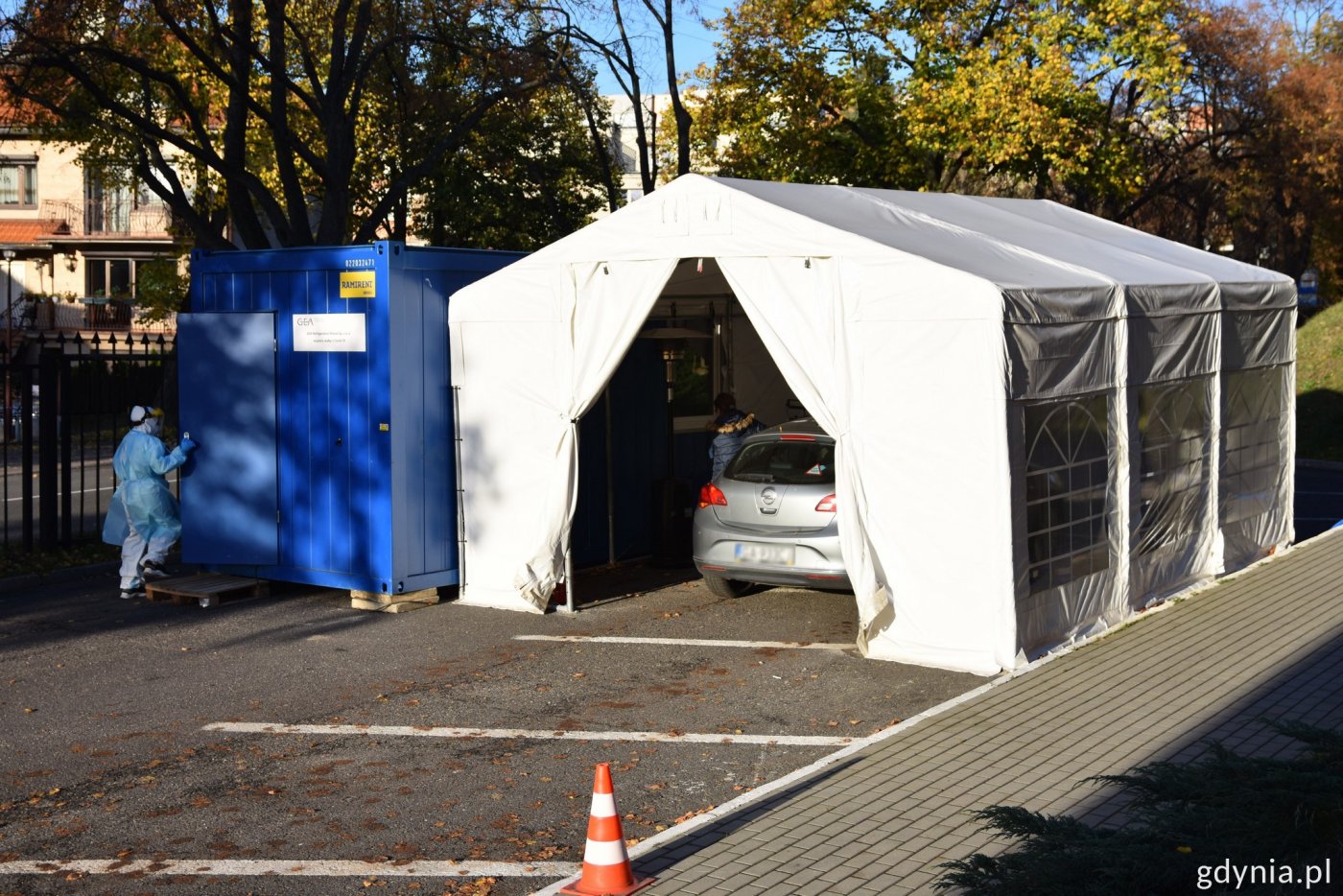 Niebieski kontener biurowy stanął w przy namiocie centrum testowego Covid-19 drive-thru, które działa przy Instytucie Medycyny Morskiej i Tropikalnej w Gdyni // fot. Paweł Kukla