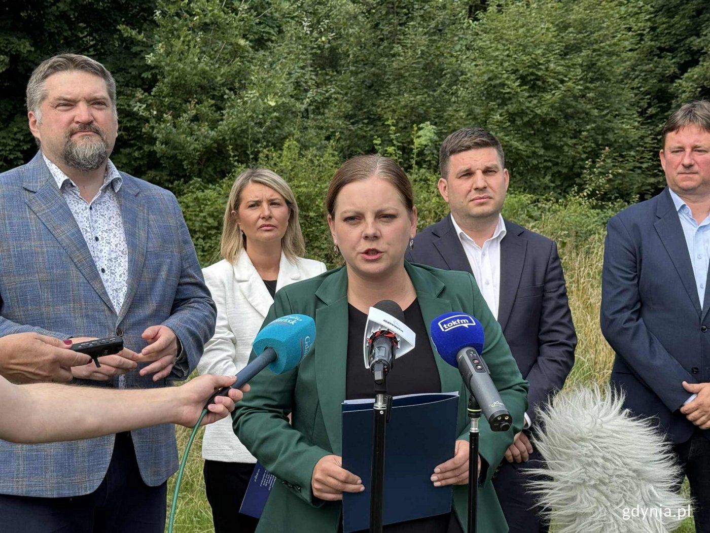 Prezydent Gdyni Aleksandra Kosiorek, Maciej Zielonka – wiceprezydent Gdyni, Tadeusz Szemiot – przewodniczący Rady Miasta Gdyni, radna Monika Strzałkowska i Paweł Korycki – pełnomocnik prezydent Gdyni ds. rad dzielnic podczas briefingu na Oksywiu (fot. Łukasz Kamasz)