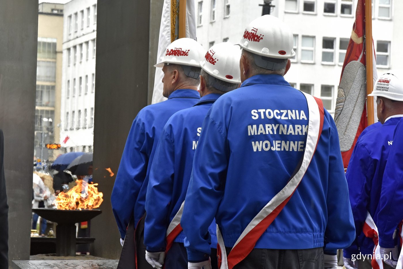 Przedstawiciele Stoczni Marynarki Wojennej przed pomnikiem Ofiar Grudnia '70 na placu Wolnej Polski // fot. Marcin Mielewski