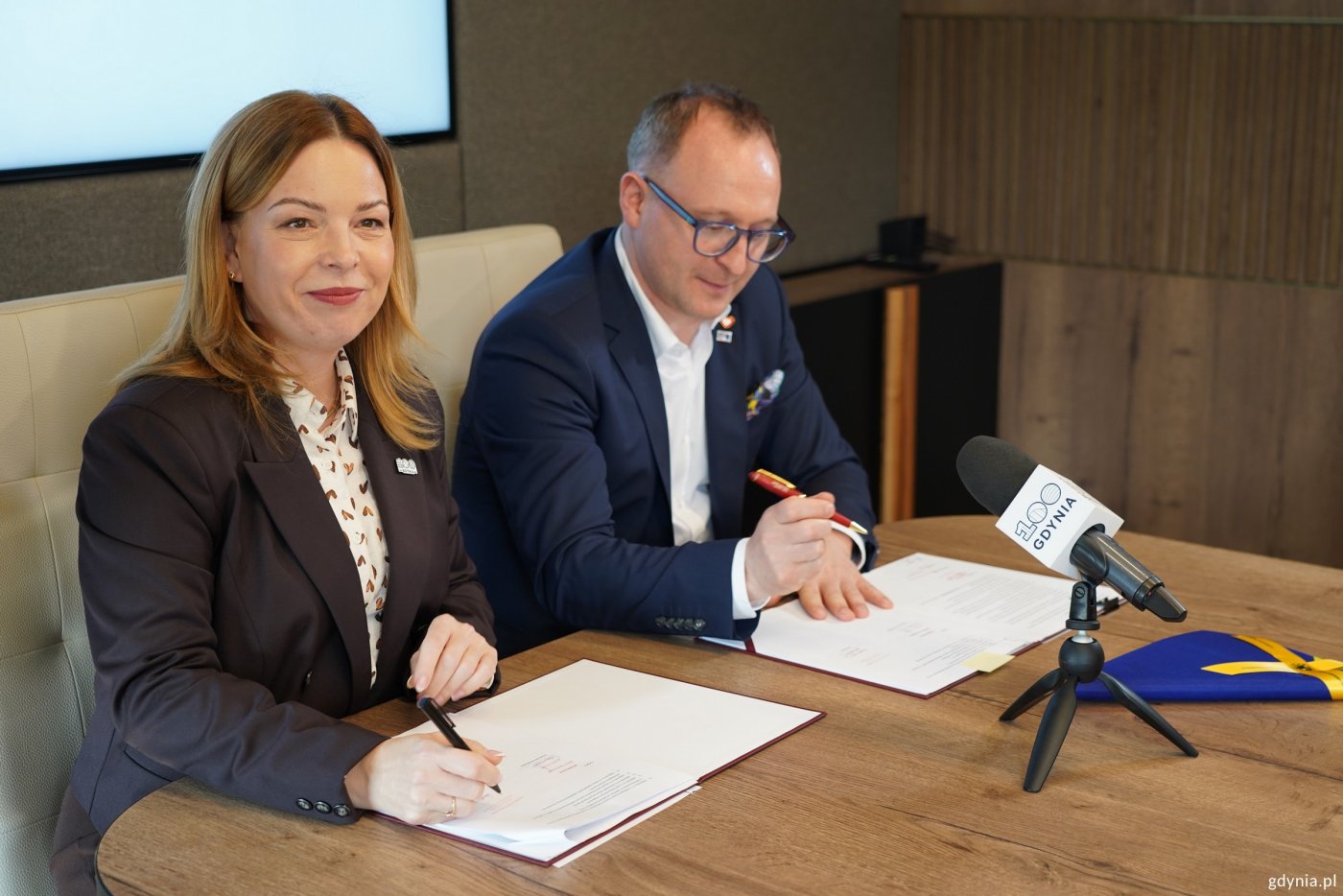 Umowę o dofinansowanie projektu podpisali w Gdyni m.in. Marcin Skwierawski, wicemarszałek województwa pomorskiego i Oktawia Gorzeńska, wiceprezydentka Gdyni  (fot. Magda Śliżewska)