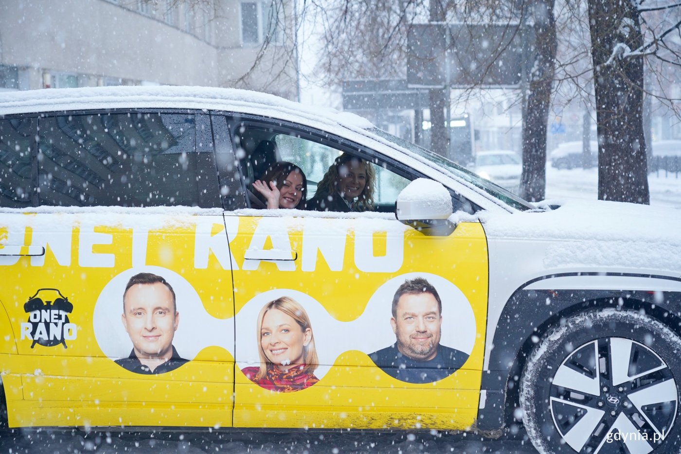 Prezydent Gdyni Aleksandra Kosiorek i Odeta Moro – prowadząca program „Onet Rano w Podróży” w aucie (fot. Magdalena Czernek)