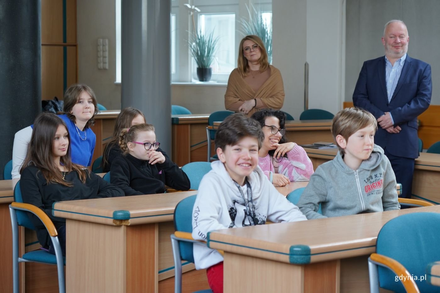 Uczennice i uczniowie w sali obrad Rady Miasta (fot. Magdalena Starnawska)