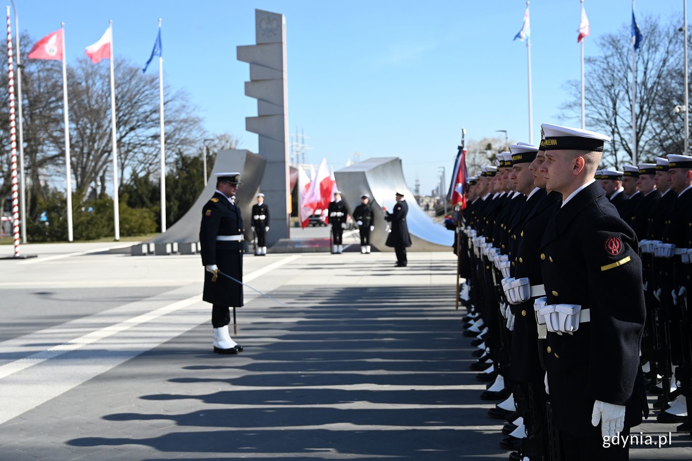 W Gdyni 23. rocznicę przystąpienia Polski do NATO celebrowano przy Pomniku Polski Morskiej, z udziałem wojskowej asysty honorowej, fot. Michał Puszczewicz