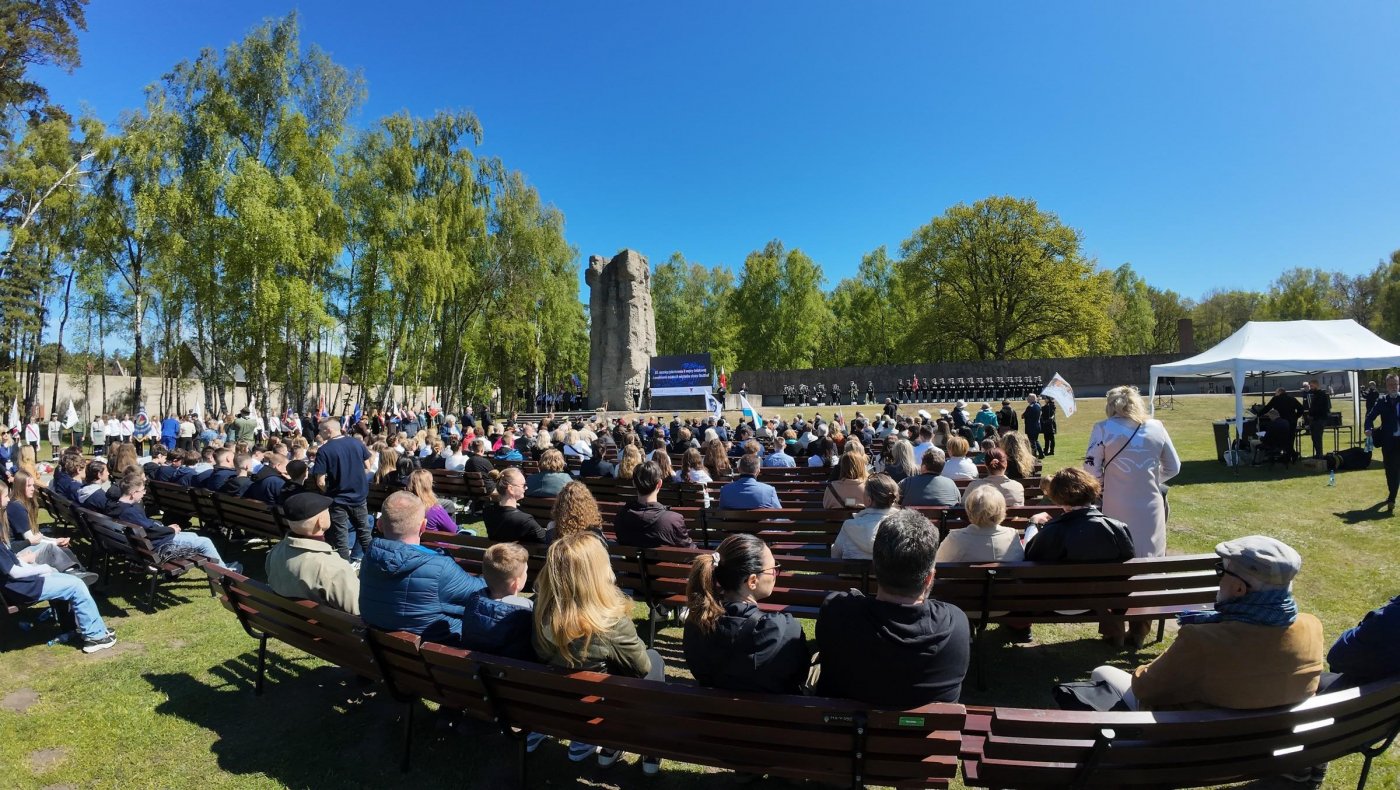 Uroczystości z okazji 81. rocznicy zakończenia II wojny światowej oraz uwolnienia ostatnich więźniów niemieckiego nazistowskiego obozu koncentracyjnego Stutthof odbyły się pod Pomnikiem Walki i Męczeństwa w Muzeum Stutthof w Sztutowie (fot. Muzeum Stutthof w Sztutowie)