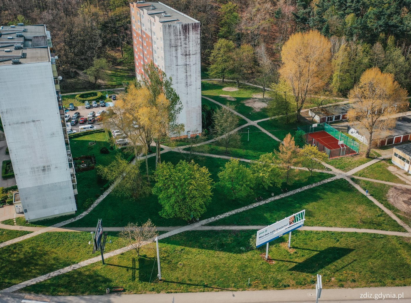 widok z góry na bloki i tereny zielone