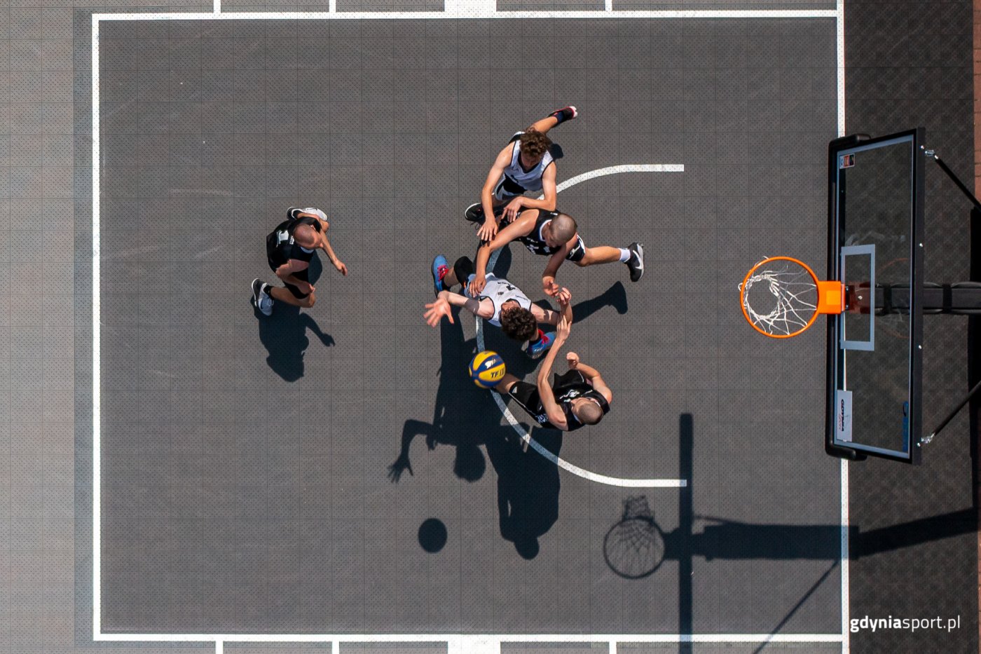 zdjęcie z lotu ptaka na zawodników grających w koszykówkę 3x3