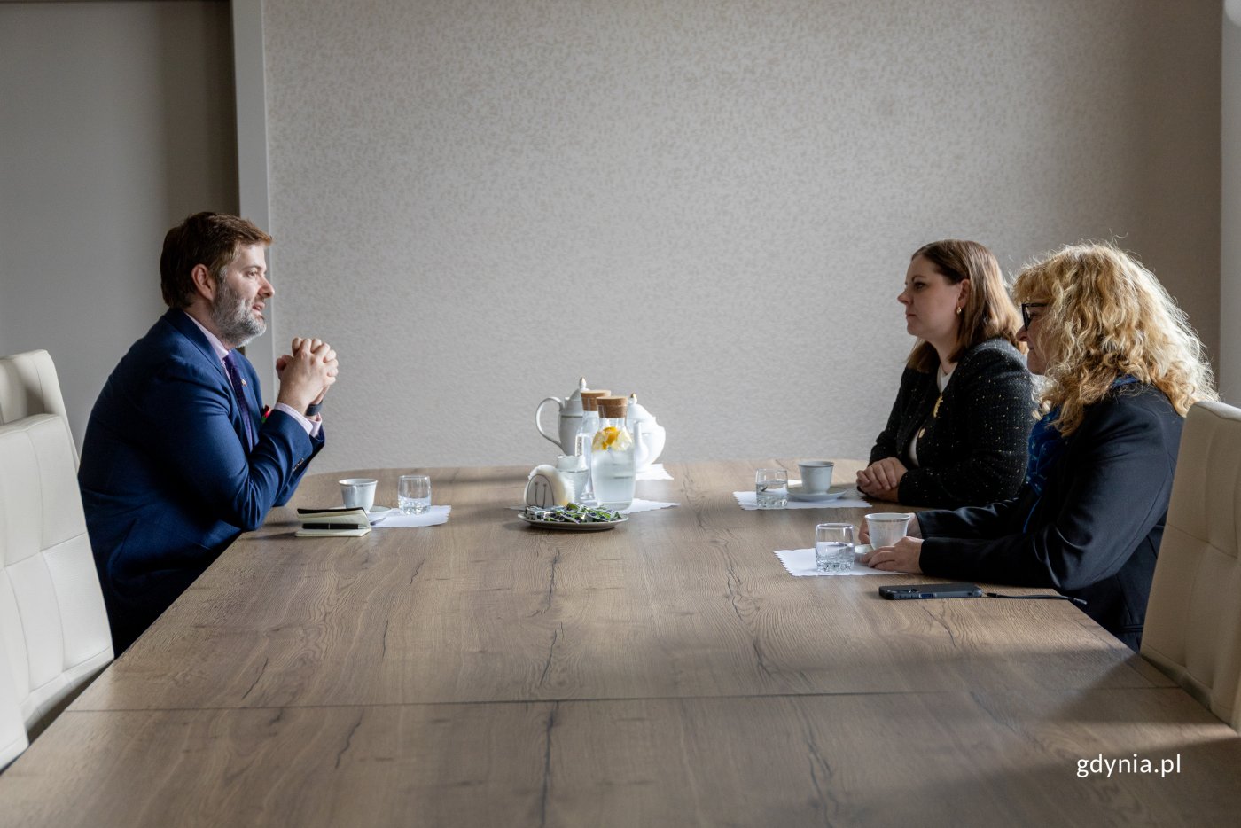 Na zdjęciu Drilon S. Gashi, szef Misji Konsulatu Generalnego Republiki Kosowa oraz Aleksandra Kosiorek, prezydent Gdyni (fot. Natalia Kawalerowicz) 