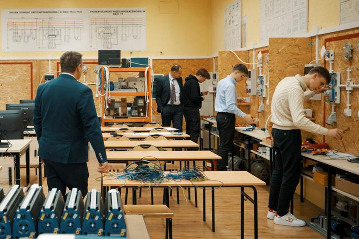 Rywalizacja praktyczna podczas finału Ogólnopolskiej Olimpiady Wiedzy Elektrycznej i Elektronicznej, ZST Mielec w 2024 roku (fot. ZST Mielec)