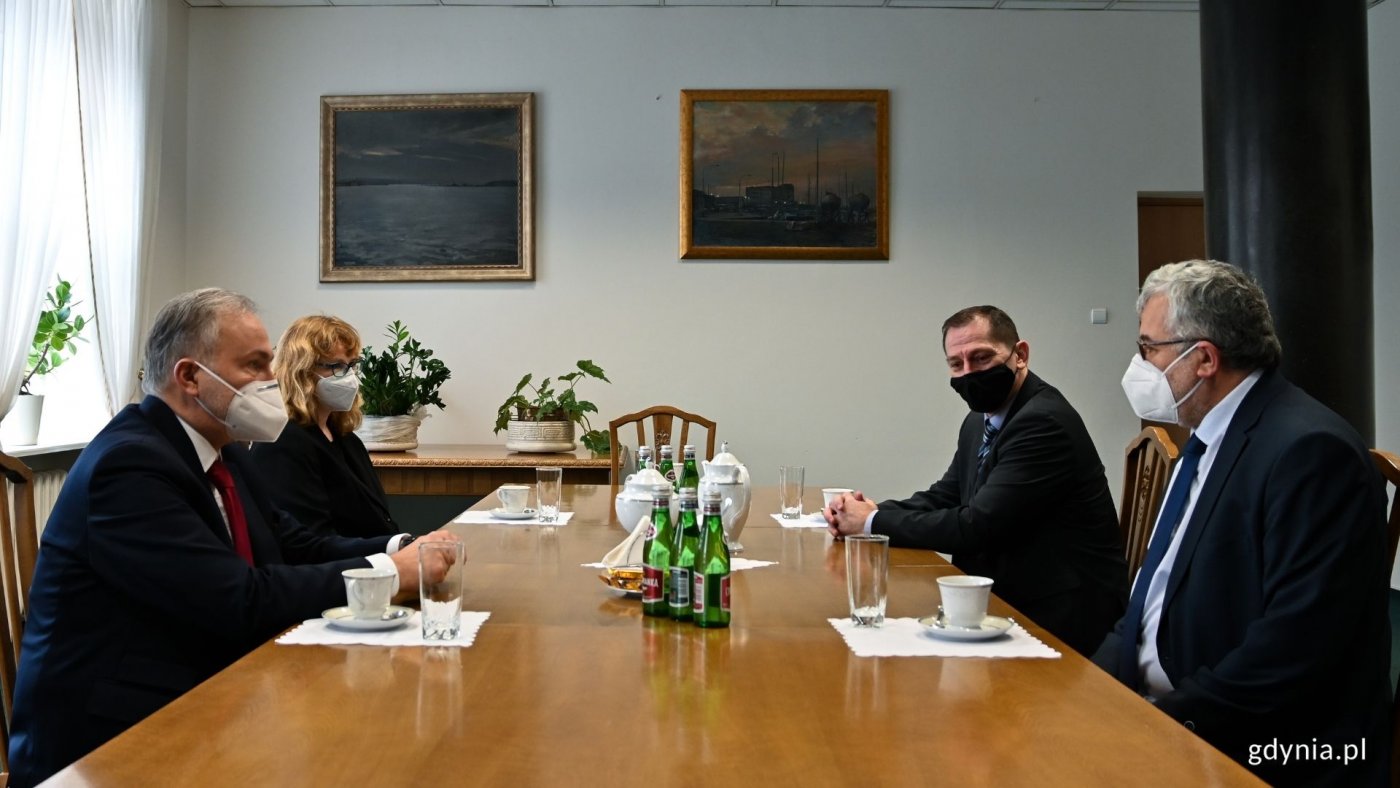 Z wizytą #wGdyni. Na zdj. (od lewej): Wojciech Szczurek, Joanna Leman, Ottó Sipos i Pál Attila Illés // fot. Marcin Mielewski