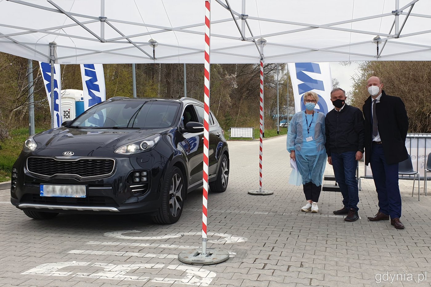 Punkt drive-thru przy Gdyni Arenie już działa. Na zdjęciu prezydent Gdyni Wojciech Szczurek i wiceprezydent Bartosz Bartoszewicz w towarzystwie personelu medycznego, obsługującego mieszkańców w punkcie // fot. Marcin Mielewski