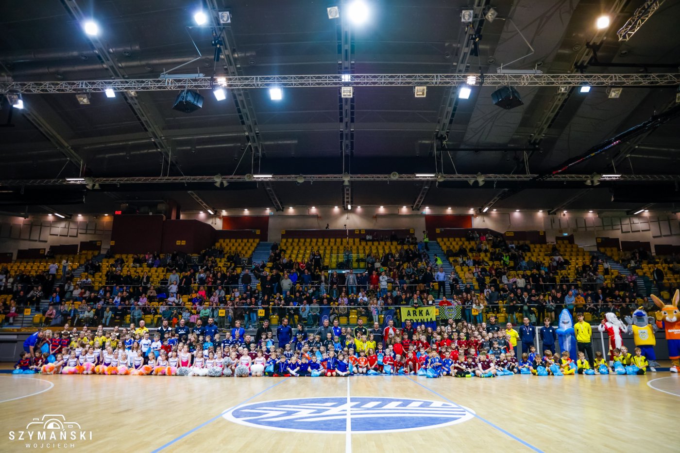 Uczestnicy Świąteczno-Charytatywnego Turnieju Piłkarskiego FRIENDS & MAJKEL AP KP GDYNIA CUP 2025 (fot. Wojciech Szymański) 