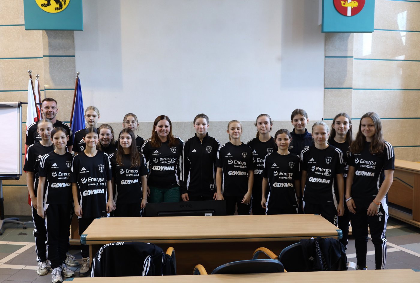 Prezydent Gdyni Aleksandra Kosiorek z piłkarkami Checzy Gdynia na spotkaniu w Urzędzie Miasta (fot. Magda Śliżewska)