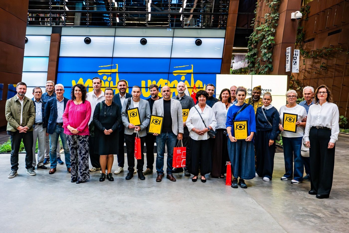 Wspólne zdjęcie laureatów i wyróżnionych oraz organizatorów i gości honorowych Gdańsk Press Photo 2026 (fot. Witek Deka/archiwum ECS)