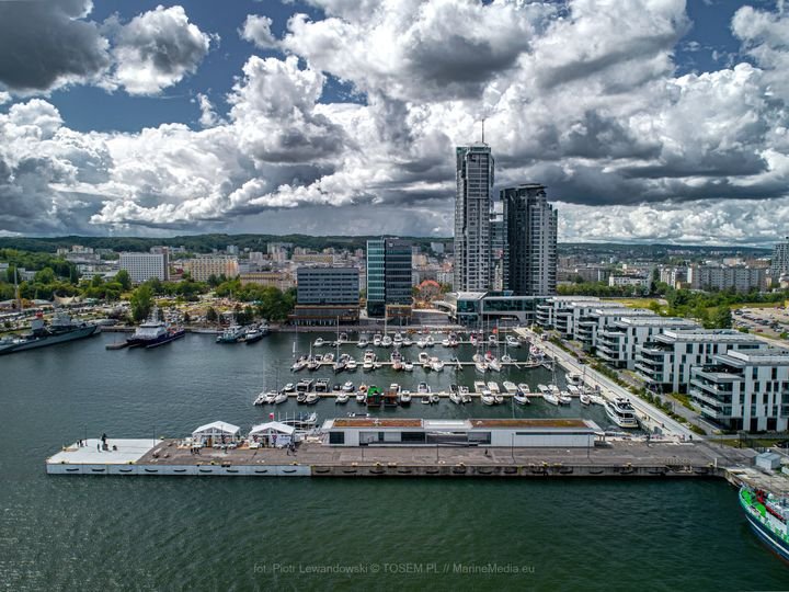 na zdjęciu marina w pogodny dzień widziana z lotu ptaka