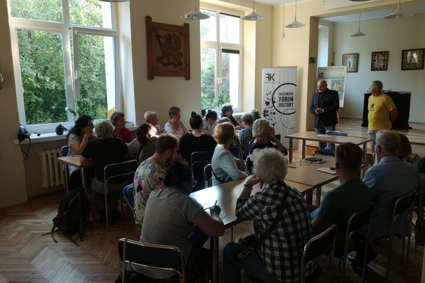 Od lewej: Andrzej Busler – prezes Kaszubskiego Forum Kultury i Franciszek Gurski – prezes gdyńskiego oddziału Zrzeszenia Kaszubsko-Pomorskiego podczas zajęć inauguracyjnych (fot. materiały Kaszubskiego Forum Kultury)