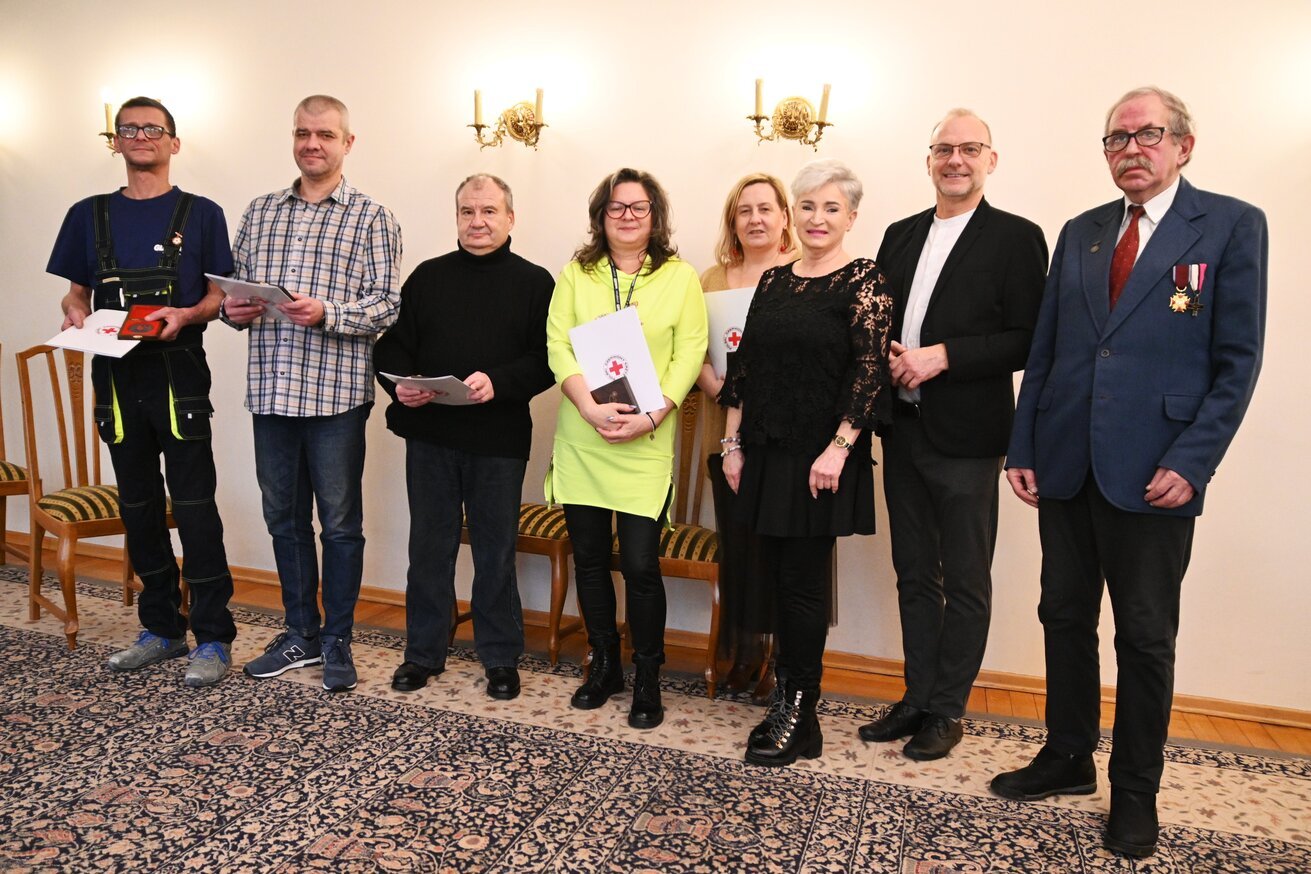 Z okazji 65-lecia PCK uhonorowano dawców krwi, pracowników UM Gdynia. Od lewej stoją: Kazimierz Schwarz, Rafał Tiszer, Jacek Ostapkowicz, Dagmara Syjczak, Dorota Nelke, Iwona Kondracka, prezeska Klubu Honorowych Krwiodawców przy Urzędzie Miasta Gdynia, Michał Guć, wiceprezydent Gdyni ds. innowacji oraz Andrzej Blok, przewodniczący Rady Okręgowej Honorowych Dawców Krwi w Gdańsku. Fot. Zygmunt Gołąb