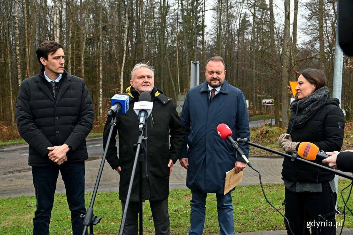 Konferencja prasowa dot. rozbudowy ul. Marszewskiej, od lewej: Przemysław Kiedrowski, wójt gminy Wejherowo, Wojciech Szczurek, prezydent Gdyni, Marek Łucyk, wiceprezydent Gdyni ds. rozwoju, Agata Grzegorczyk, rzeczniczka prasowa UM GDyni // fot. M. Czernek 