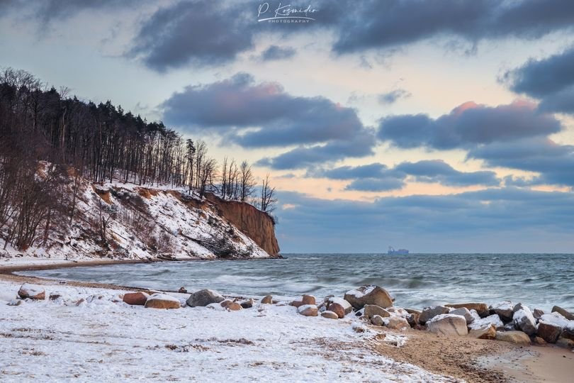 na zdjęciu ośnieżona plaża