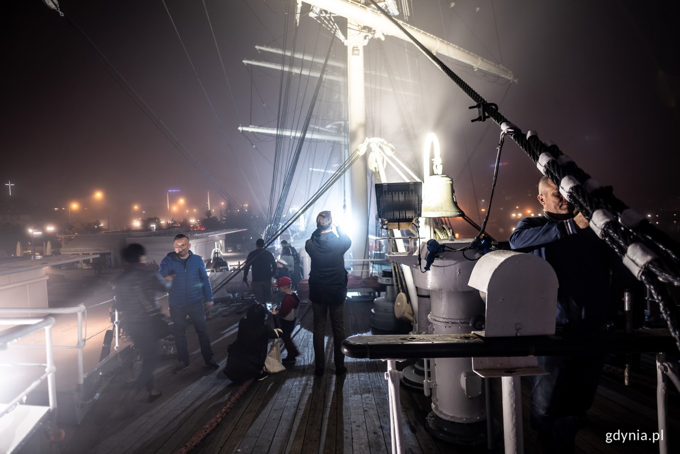 Zwiedzanie Daru Pomorza w wieczornej mgle było jedną z najpopularniejszych atrakcji, fot. Dawid Linkowski