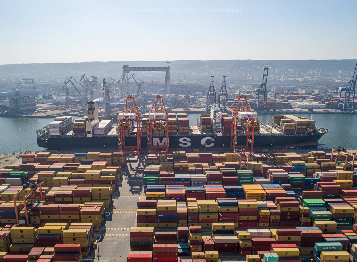 BCT (Baltic Container Terminal) przez kolejnych 30 lat w rękach tego samego podmiotu. W ostatnim roku terminal zanotował rekordową liczbę przeładunków kontenerów. Na zdjęciu MSC Gaia, najdłuższy statek handlowy w historii gdyńskiego portu, fot. Tosem / Piotr Lewandowski / z naszej facebookowej grupy Gdynia w obiektywie