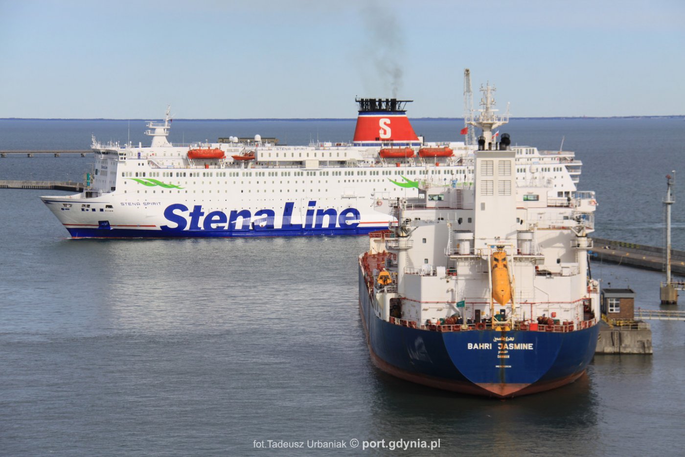 Do Portu Gdynia wpływają: tankowiec „Bahri Jasmine” i prom „Stena Spirit” // fot. Tadeusz Urbaniak