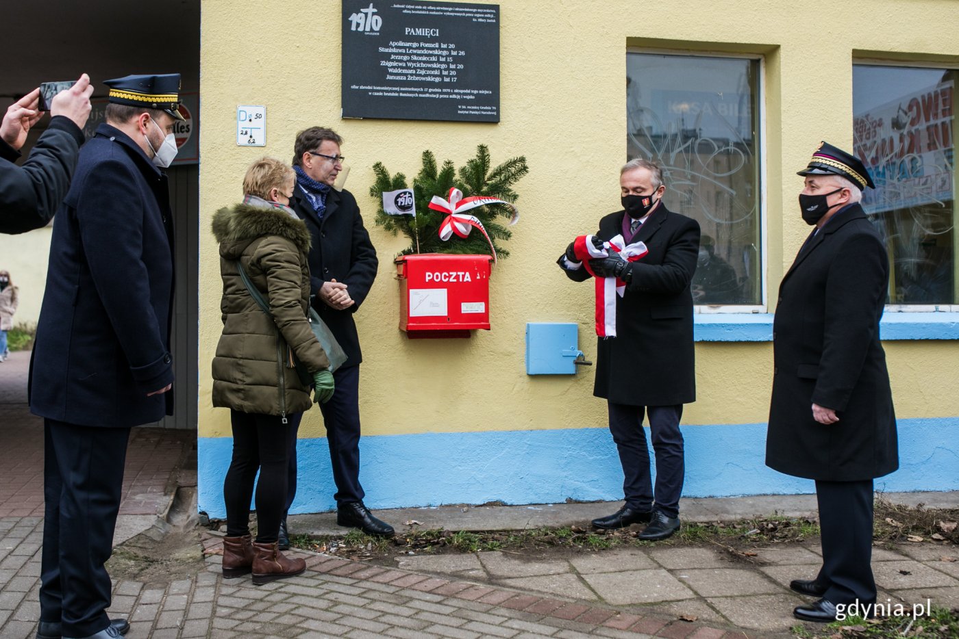 W odsłonięciu pamiątkowej tablicy poświęconej młodym ofiarom Grudnia '70 wziął udział prezydent Gdyni Wojciech Szczurek (drugi z prawej), fot. Karol Stańczak