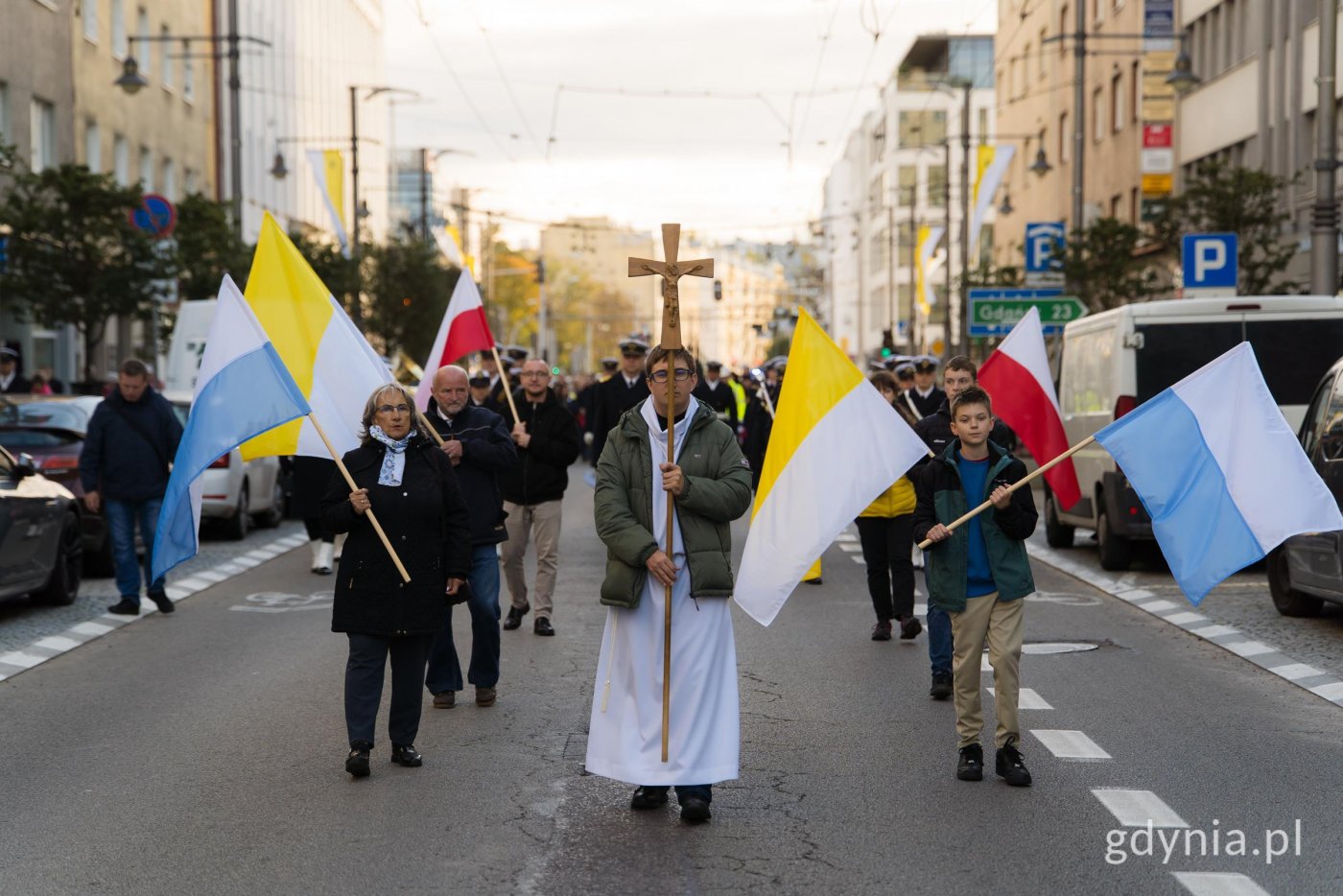 Przemarsz ulicą Świętojańską uświetnił 26. Dzień Papieski w Gdyni (fot. Paweł Budziński)