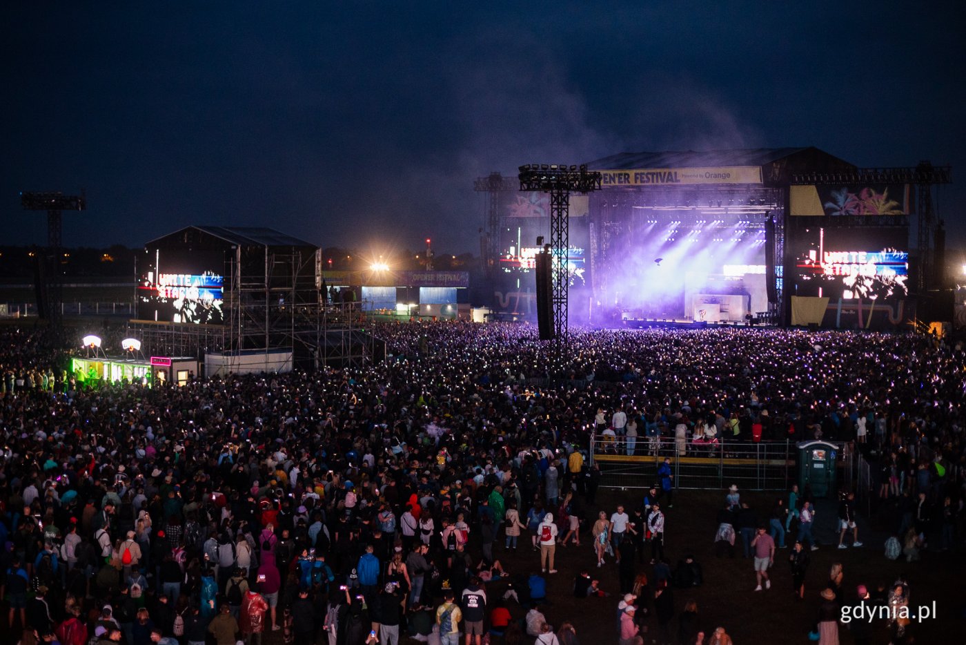 Festiwalowicze zgromadzeni przed sceną główną podczas jednego z ostatnich koncertów Open'er Festivalu 2023 // fot. Karol Stańczak