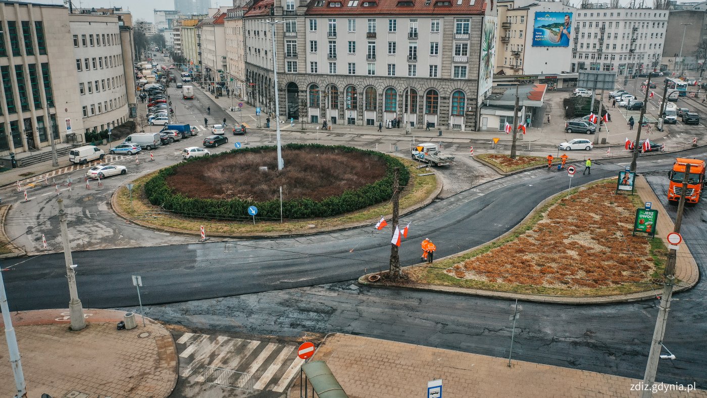 widok z góry na remont placu konstytucji, widoczna nowa nawierzchnia, ruch uliczny