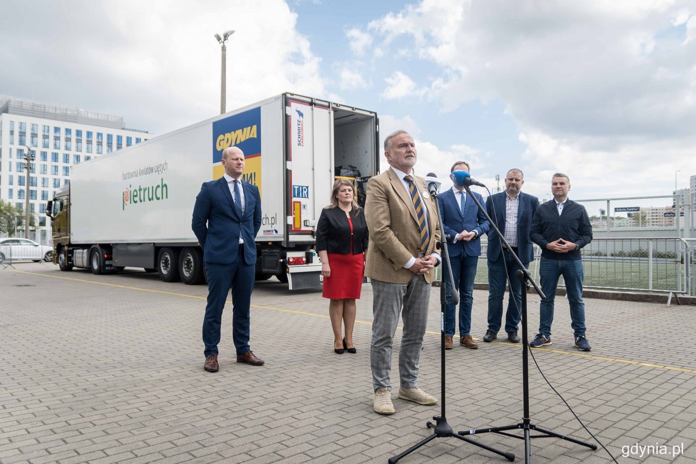 Kolejny transport z pomocą rzeczową dla ukraińskiego Żytomierza wyruszył we wtorek z Gdyni, spod Hali Gier Gdyńskiego Centrum Sportu. Na zdjęciu prezydent Gdyni, Wojciech Szczurek (przemawia przez mikrofon), fot. Kamil Złoch