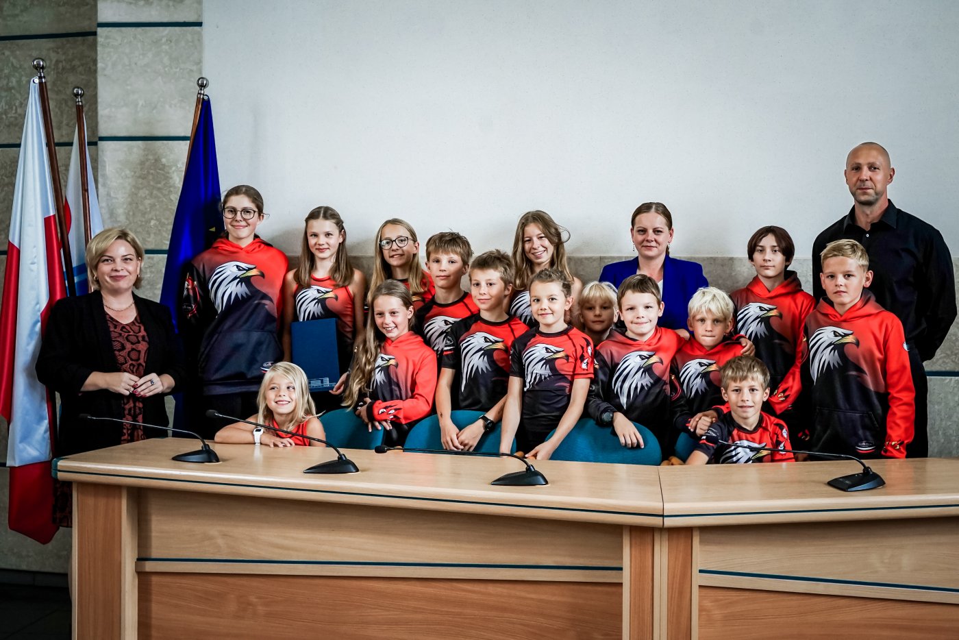 Prezydent Gdyni Aleksandra Kosiorek, Oktawia Gorzeńska wiceprezydentka Gdyni z zawodniczkami i zawodnikami klubu Active Flow podczas ceremonii rozdania nagród Prezydenta (fot. Active Flow)